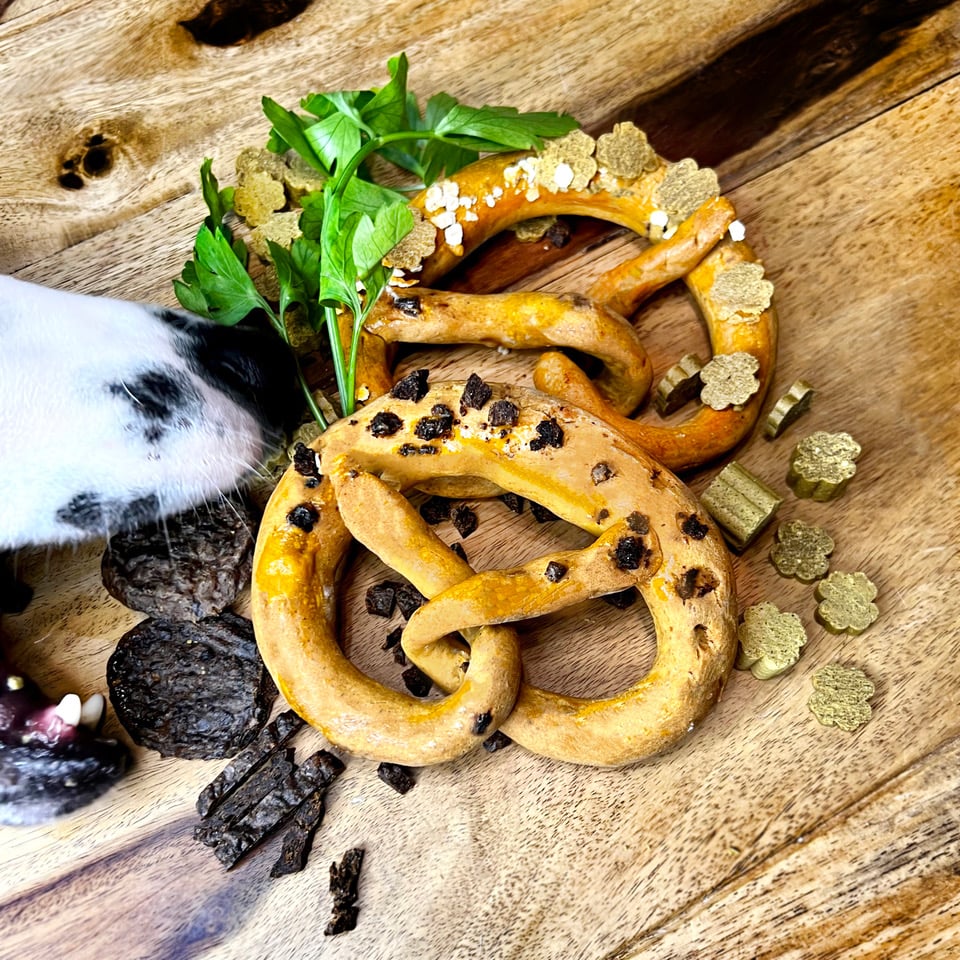 Hundebrezeln selber backen mit Irish Pure und Stevi & Schnücks