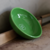 Seitliches Bild eines angelehnten, grünen Futternapfes mit Irish Pure Logo. Cheramik