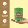 Ein Mensch hält frontal eine Dose Senior NF in der Hand. Links daneben sind drei Icons (Häkchen, Pflanze, Reißverschluss). Es wird darauf hingewiesen, dass das Irish Pure Futter laborgeprüfte Qualität hat, 100 % natürliche Inhaltsstoffe und gute Lager & Haltbarkeit besitzt.