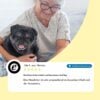 Bild einer verifizierten und positiven Bewertung des Irish Pure Huhn Senior Futters. Im Hintergrund kuschelt ältere Dame glücklich und zufrieden mit Ihrem Hund auf de Couch.